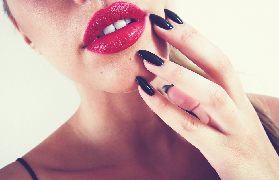 red lips black nails 2-5